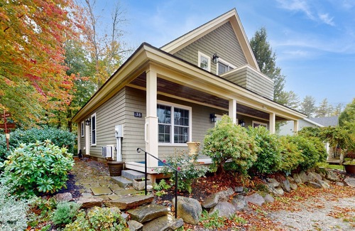 Edgecomb Apartment | Charming Suite with Scenic Balcony Views and Cozy Comforts