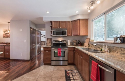 Tahoe Island Cabin | Charming Tahoe Vacation Home 2br/2ba