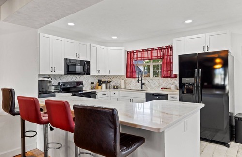 Lake Magdalene House | Charming Tampa Lakehouse - Prime Location close to everything!