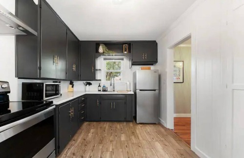 Tech Terrace House | Charming Tech Terrace Bungalow~Walk to JB Coffee, Campus & Dog Park!