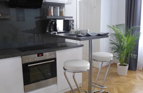 Landstrasse Apartment | Charming Viennese Apartment near City Centre