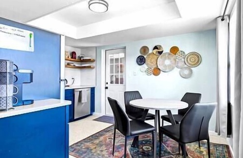 Ridge Wood Heights House | Charming Villa 14 mins away from Siesta Key Beach