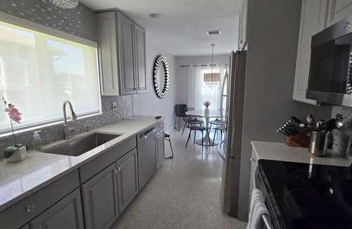 Palmetto House | Charming Water Front 2-Bedroom Home in quaint Palmetto FL.