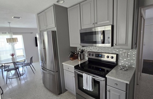 Palmetto House | Charming Water Front 2-Bedroom Home in quaint Palmetto FL.