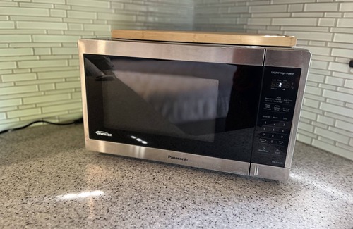 West Bishop House | Charming west Bishop studio guest house in garden setting.