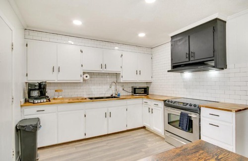 West Columbia House | Charming West Columbia Getaway - Near Downtown!