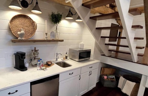 Finly House | Charming White Barn Guesthouse in the country, close to Indianapolis.