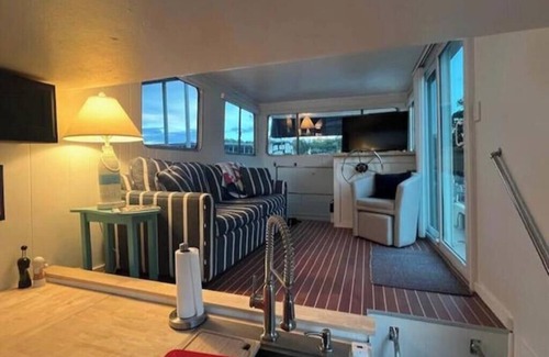 Steele Creek Boat Rental | Charming yacht with AC and WiFi in enchanting Charlotte