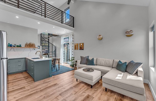 Lawrence Apartment | Charmingly Stylish 1-bed Loft Apt! Wonderful Lawrence Barker neighborhood