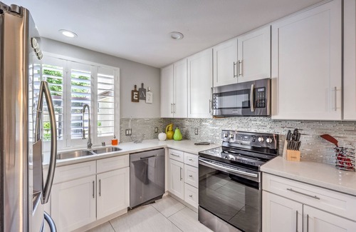 Paradise House | Charning 2bd/2bth Townhome w/private courtyard minutes to strip.