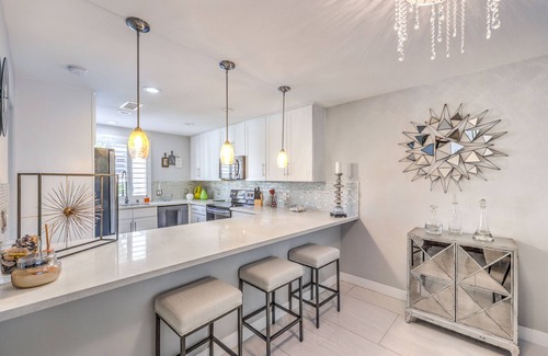 Paradise House | Charning 2bd/2bth Townhome w/private courtyard minutes to strip.