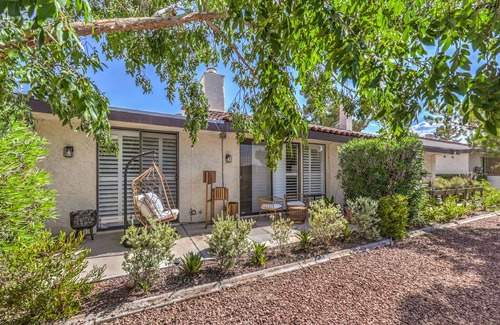 Paradise House | Charning 2bd/2bth Townhome w/private courtyard minutes to strip.