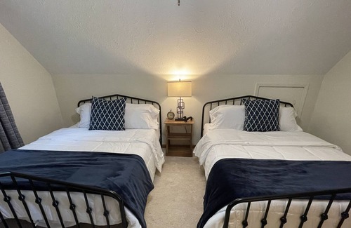 Hardin House | Chasing Ky Lake - Sport Court, Firepit, Sleeps 10