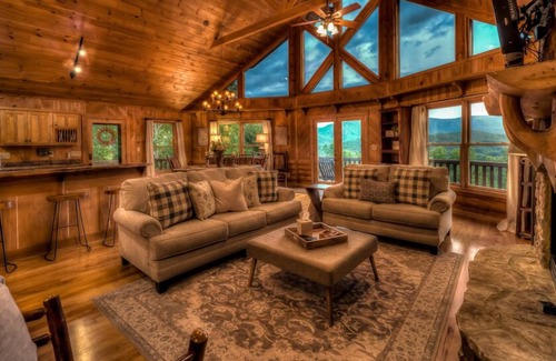 Blue Ridge Cabin | Chasing Views | Mountain Views | Pet Friendly | Gated Community | Hot Tub | Fire Pit |Shuffleboard