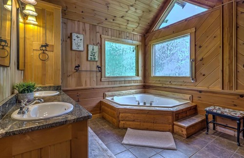 Blue Ridge Cabin | Chasing Views | Mountain Views | Pet Friendly | Gated Community | Hot Tub | Fire Pit |Shuffleboard