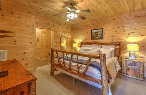 Blue Ridge Cabin | Chasing Views | Mountain Views | Pet Friendly | Gated Community | Hot Tub | Fire Pit |Shuffleboard