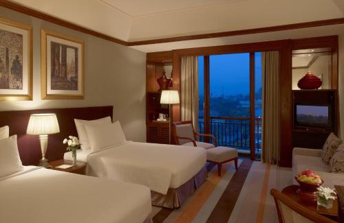 Kandawgyi Lake Area Hotel | Chatrium Hotel Royal Lake Yangon