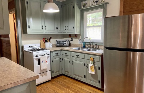 Mountain Rest House | Chattooga Lakefront Cabin w/Hot Tub + Pvt. Dock!