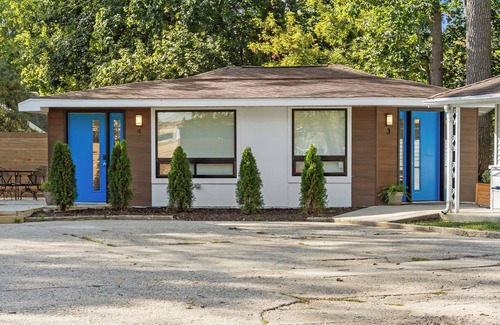 Williams Bay Apartment | Check out our Winter Specials! 1 BD. Sleeps 4. Steps to the Beach and Spa