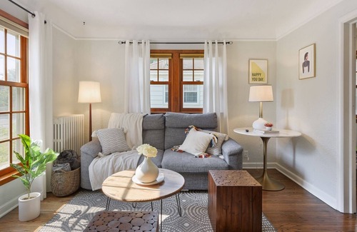 Nokomis House | Cheerful 1 Bedroom Duplex. Sleeps 4. Spacious!