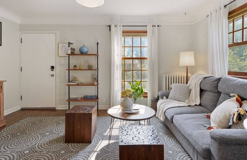 Nokomis House | Cheerful 1 Bedroom Duplex. Sleeps 4. Spacious!