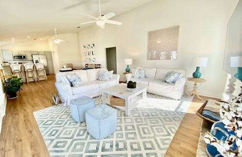 Pass Christian House | Cheerful 2-Bedroom Home on the Water with a Pool