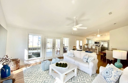 Pass Christian House | Cheerful 2-Bedroom Home on the Water with a Pool