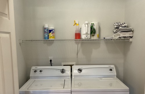 West Columbia House | Cheerful 2-bedroom house with indoor fireplace, few miles way from lake Murry