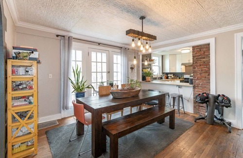 East Lawrence House | Cheerful 3 Bedroom/2 Bathroom Bungalow w/private Hot Tub + Private Deck/Patio