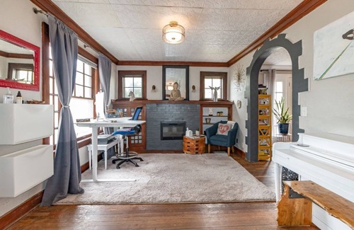 East Lawrence House | Cheerful 3 Bedroom/2 Bathroom Bungalow w/private Hot Tub + Private Deck/Patio