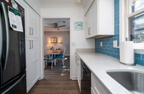 Tarpon Pond House | Cheerful 3BR/2BA Cottage on Golf Course! Amenity Cards! Pet Friendly!