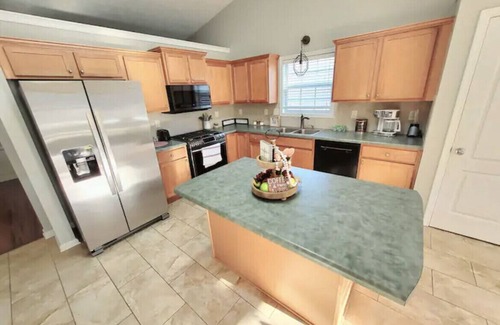 Buford House | 📣 💫Cheerful 4 BR/2Bath 🏡 in the Heart of Buford