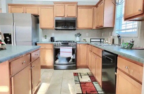 Buford House | 📣 💫Cheerful 4 BR/2Bath 🏡 in the Heart of Buford