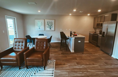 Foley House | Cheerful and Clean 4 bdrm 2 bath Home - Sleeps 10