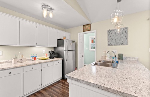 Lexington House | 😃 Cheerful and cozy, 3 bedroom home 🏡 recessed into a wooden lot