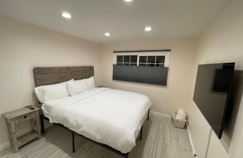 Canoga Park House | Cheerful, Beautifully Remodeled, Modern, Comfortable Home