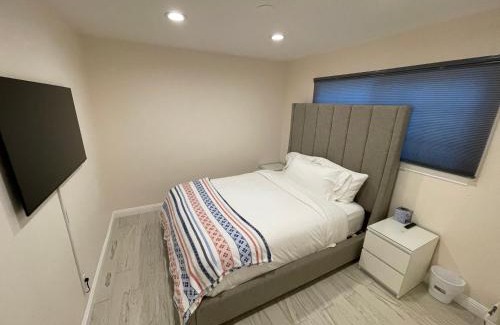 Canoga Park House | Cheerful, Beautifully Remodeled, Modern, Comfortable Home