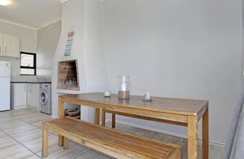 St. Helena Bay House | Cheerful Cottage on Britannia Beach, West Coast