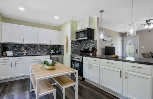 South View House | Cheerful & Cozy 3-bedroom Home with Free Parking