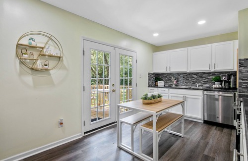 South View House | Cheerful & Cozy 3-bedroom Home with Free Parking