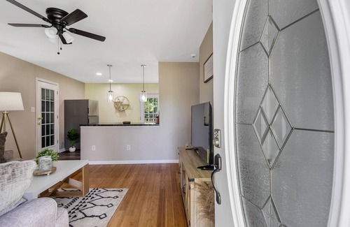 South View House | Cheerful & Cozy 3-bedroom Home with Free Parking