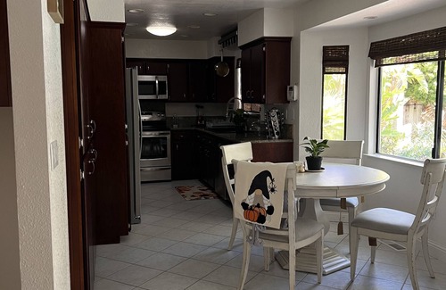 Antioch House | Cheerful house 3 bed 4 bath pool house