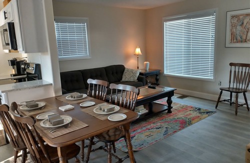 Laurel House | Cheerful modern, minutes to beach