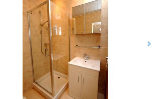 North West House | Cheerful One bedroom cottage with parking space.
