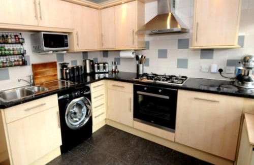 North West House | Cheerful One bedroom cottage with parking space.