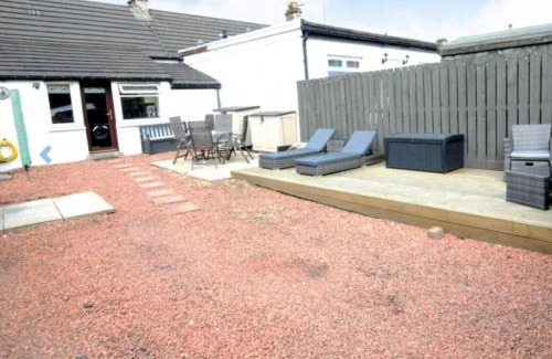 North West House | Cheerful One bedroom cottage with parking space.