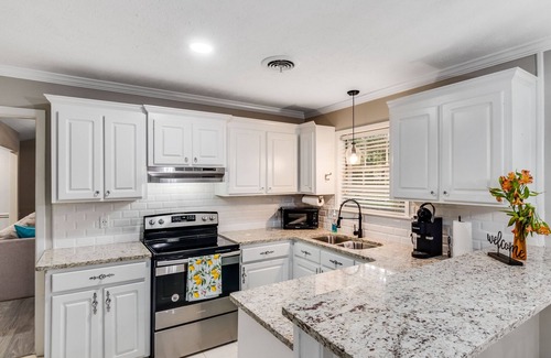 Tougaloo House | Cheerful, Relaxing Home Away From Home!