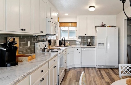 West Valley House | Cheerful Single Level Home. Hangout in Backyard w/ Hot Tub! 15 min to Downtown + 10 min to Village