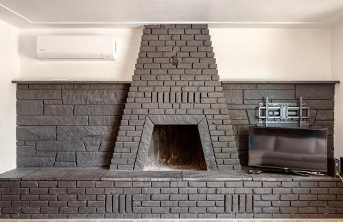 Redding House | Cheerful Three Bedroom with a Fireplace