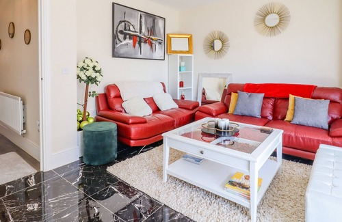 Sittingbourne House | CHEERFUL TOWNHOUSE, family friendly, with a garden in Sittingbourne